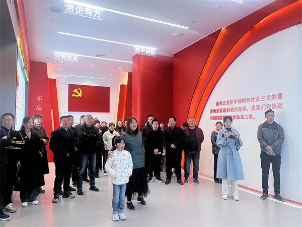 11月30日，黃山徽投集團紀委聯合集團婦聯開展“樹清廉家風，建幸福家園”家庭助廉活動，為營造風清氣正的企業政治生態貢獻家庭力量。活動邀請了集團各支部書記、近兩年來新任職的集團中層干部及其家屬等40余人參加，以別樣方式共話家風建設，共筑廉潔防線1。.jpg