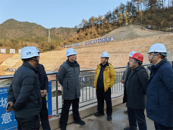 1月19日下午，縣政府縣長實地調研新安江流域防洪治理工程項目進展情況，副縣長程偉，縣政府辦、縣水利局、縣應急局、縣住建局、縣城管局、徽投集團、徽城鎮、桂林鎮有關負責同志隨同參加1。.jpg