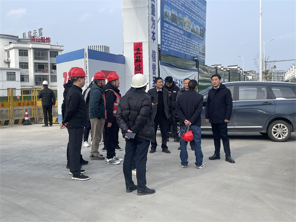 2月5日，縣長王奇勇帶隊調研新徽商創業基地一期一標段項目春節后復工復產工作，黃山徽投集團總經理潘楷金陪同調研。.jpg