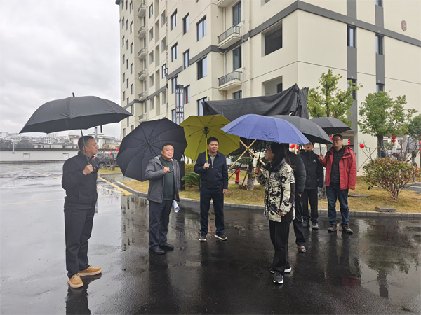 2月20日，洪董陪同詹凱縣長一行調研七川安置區.jpg