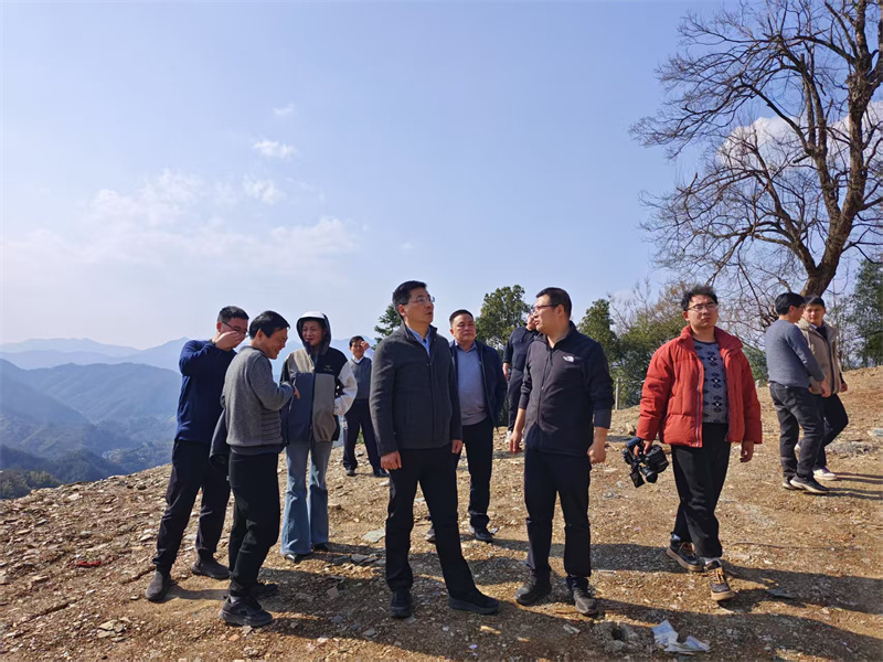 3月18日，縣長王奇勇帶隊調(diào)研石潭景區(qū)項目，黃山徽投集團黨委書記、董事長洪筱明陪同調(diào)研。.jpg