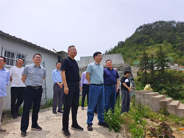 5月4日，洪董陪同王奇勇縣長(zhǎng)一行調(diào)研湖田山景區(qū)項(xiàng)目.jpg