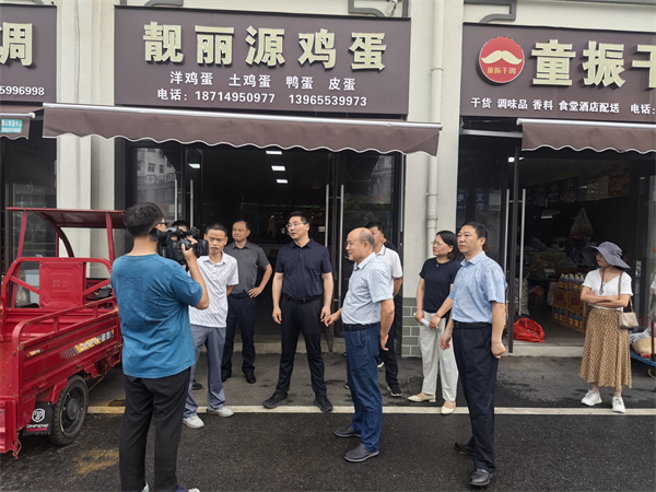 6月19日，王奇勇縣長帶隊文明辦，市監局，城管局調研城西鄰里中心，潘總，汪總現場陪同1.jpg