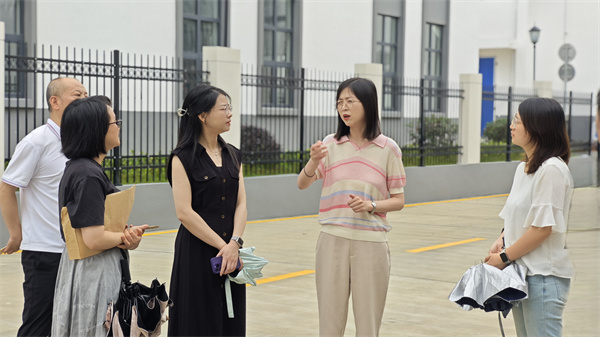 6月19日，市發改委林副主任到糧食冷鏈物流產業園調研，縣發改阮主任、集團葉總陪同。.jpg