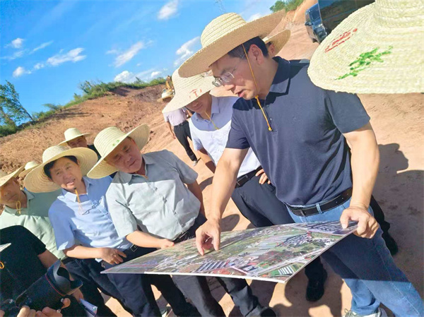 8月14日，洪董、余總陪同王奇勇縣長帶隊調研富豐新城黎七路、賓虹大道、富資路、消防站、兩館等項目2。.jpg
